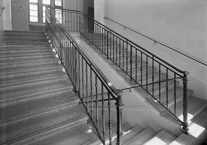 Ecoles primaires : vue de l'escalier tournant à deux volées droites desservant l'aile sud depuis le repos