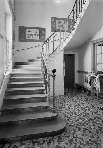 Ecole maternelle : l'escalier