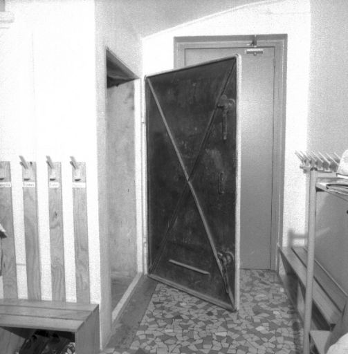 Ecole maternelle : porte d'accès aux caves située sous l'escalier principal