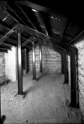 Ecole maternelle : vue partielle d'une cave construite en pierre et renforcée par une charpente métallique