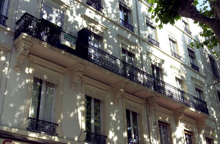 56 cours Charlemagne. Balcon courant devant plusieurs fenêtres