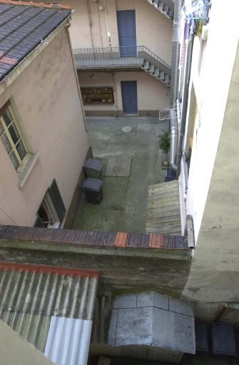 Vue d'ensemble de la cour depuis l'escalier de l'immeuble mitoyen