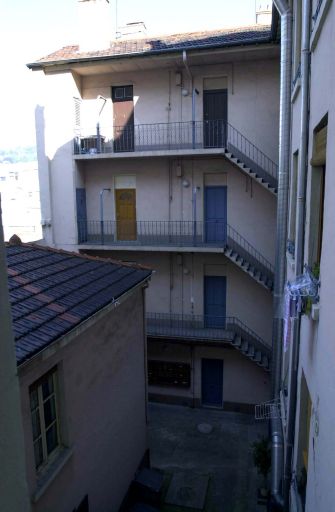 Vue des coursières de l'immeuble sur rue