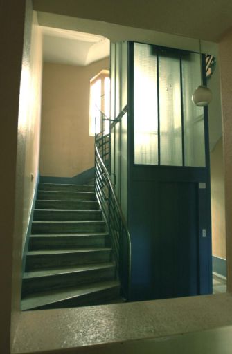 Le départ de l'escalier et l'ascenseur