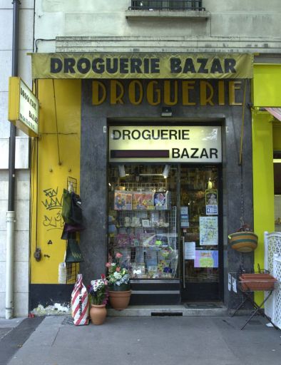 62 cours Charlemagne, la devanture de la droguerie