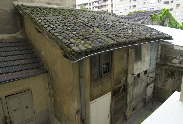 Vue des dépendances construites dans la cour, depuis l'escalier de l'immeuble