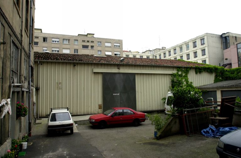 Vue du hangar en fond de cour