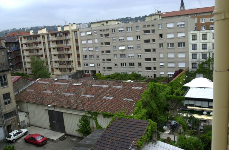 Vue du toit du hangar en fond de cour