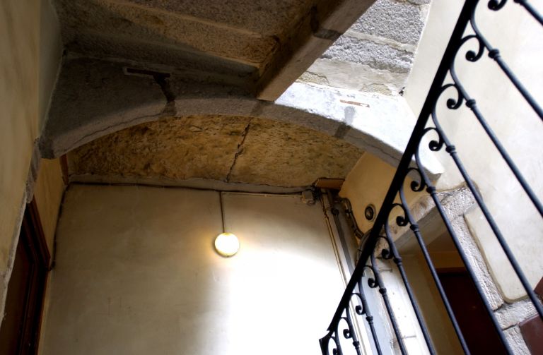 Vue du plafond de l'escalier et de l'arc de soutènement