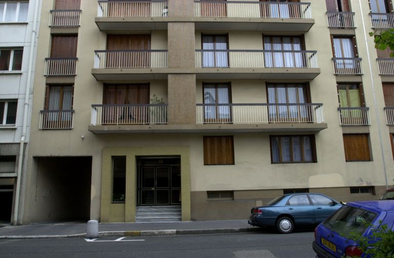 Vue de l'entrée de l'immeuble et de celle des garages