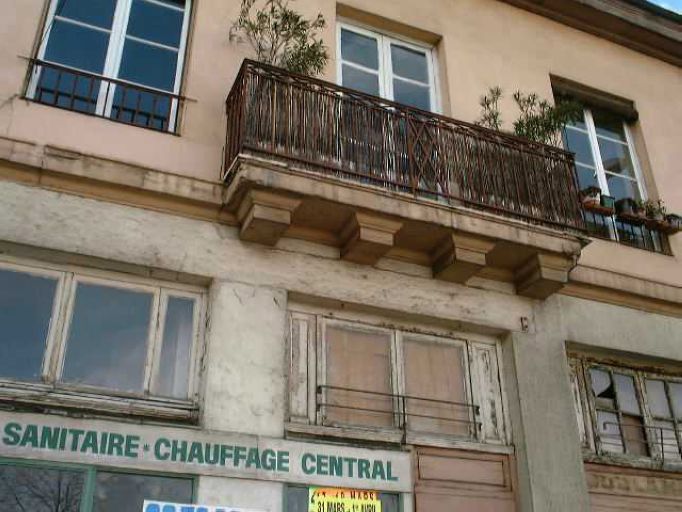 Détail de l'entresol et du balcon sur le quai Perrache