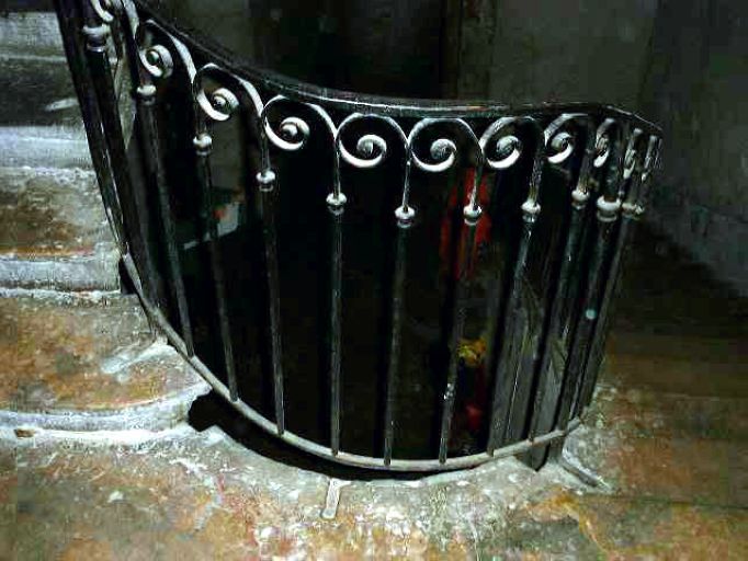 Détail de la courbe de la rampe d'escalier entre deux volées