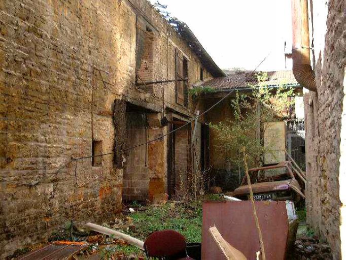 Vue de la cour depuis le sud : à gauche, les anciennes remise et écurie brûlées