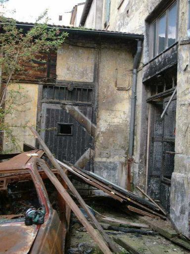 Le bâtiment en pan de bois construit au nord de la cour