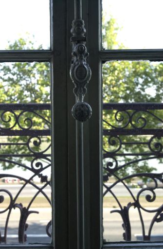 Détail de l'espagnolette de la porte-fenêtre donnant sur le balcon du 2e étage