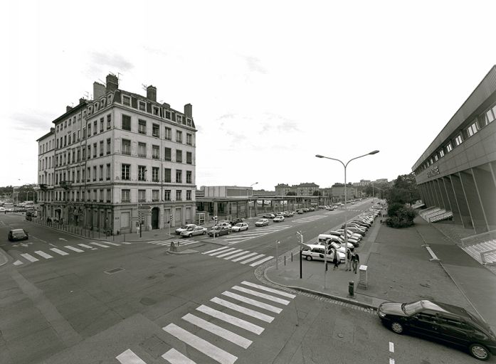 Vue du cours Charlemagne au sud de la rue Casimir-Perier