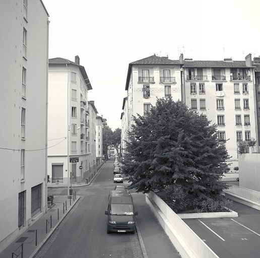 Vue de la rue Quivogne depuis le nord de la rue Ravat