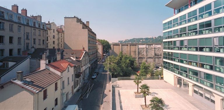 Vue d'ensemble de la rue Seguin vers le sud, depuis le toit du collège Jean-Monnet