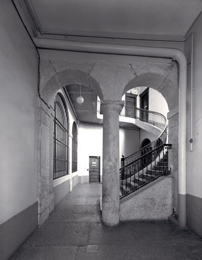 11 quai Rambaud. Vestibule et cage d'escalier