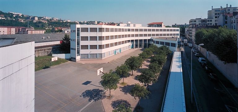 Corps de bâtiment principal (enseignement) depuis la terrasse des logements de fonction