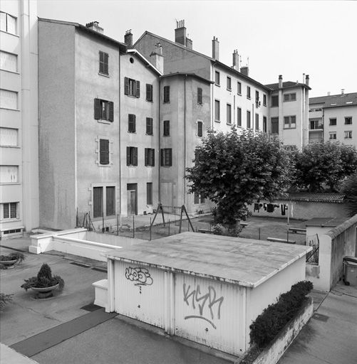 Vue de situation de l'élévation postérieure et de la cour donnant sur la rue Quivogne