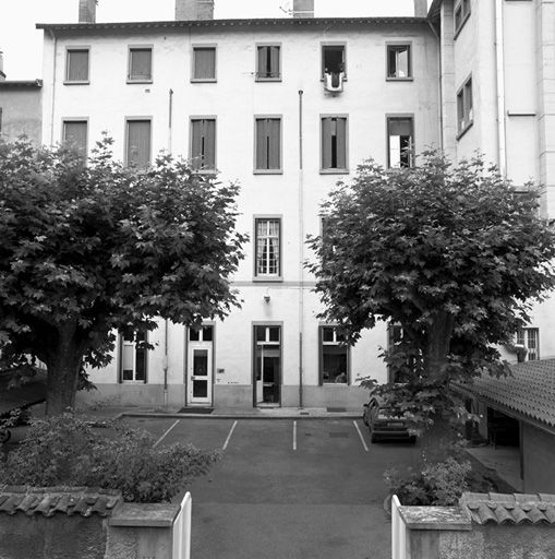 Elévation postérieure et cour donnant sur la rue Quivogne