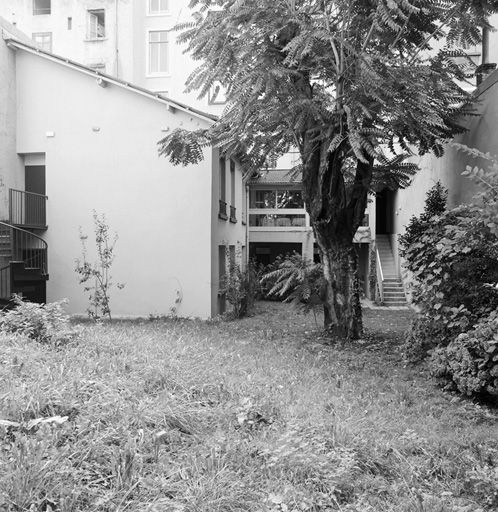Jardin et corps de bâtiment sur jardin