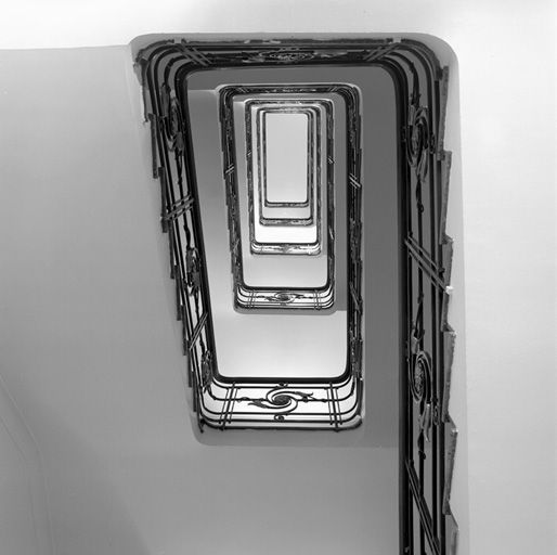 Vue de l'escalier en contre-plongée