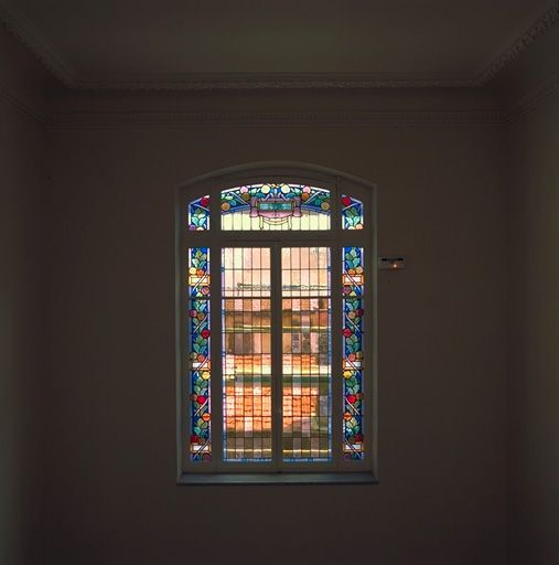 Le vitrail éclairant la cage d'escalier au sixième étage