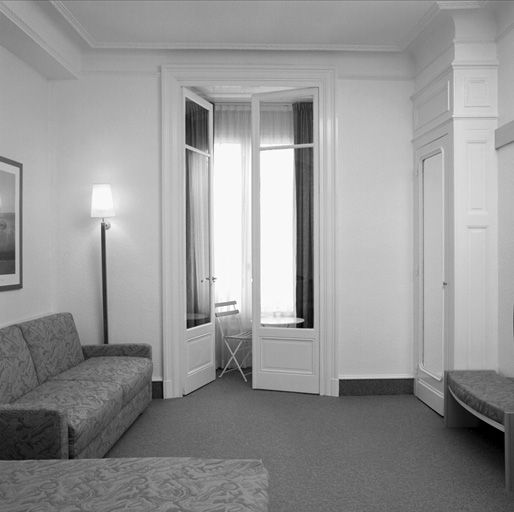 Bow-window séparé de la chambre par une double porte-fenêtre (chambre 222)