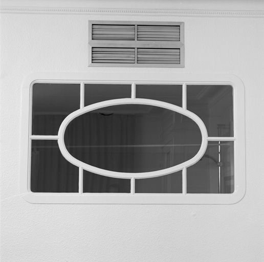 Fenêtre de second jour éclairant la salle de bain (chambre 321)