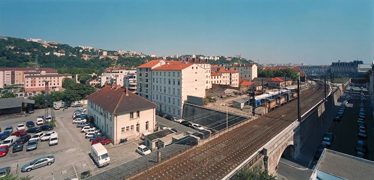 Vue du bâtiment administratif du frêt depuis le sud-est, depuis le toit du collège Jean-Monnet