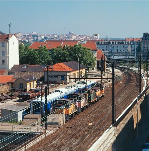 Vue de la voie ferrée vers le nord, depuis le toit du collège Jean-Monnet, avec l'entrée de la rotonde