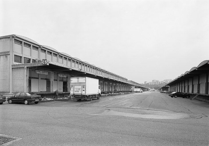 L'allée latérale ouest, le corps de bâtiment C5 et le corps de bâtiment Q-R 2