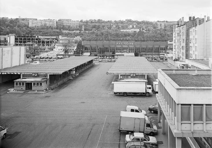 Partie nord-ouest du marché depuis le toit-terrasse du bâtiment administratif. A gauche, la halle de pesage