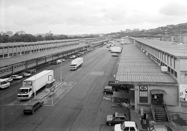 L'allée centrale depuis le toit-terrasse du bâtiment administratif situé à l'entrée du marché