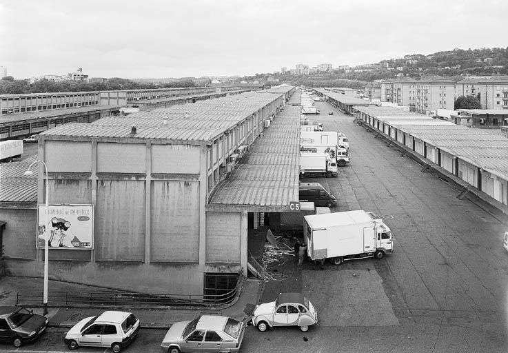 L'allée latérale ouest depuis le toit-terrasse du bâtiment administratif. A droite, la cité SNCF