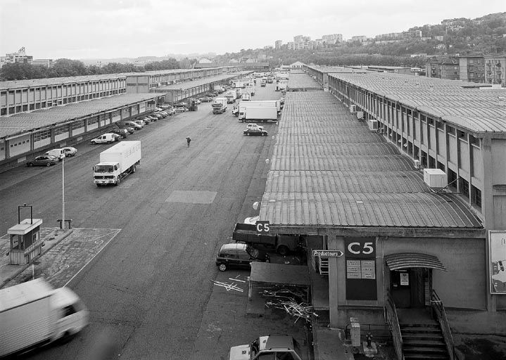 L'allée centrale depuis le toit-terrasse du bâtiment administratif