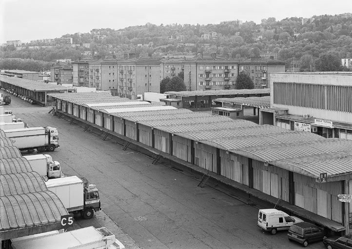 Le bâtiment Q-R 2 depuis le toit-terrasse du bâtiment administratif. A droite, la cité SNCF