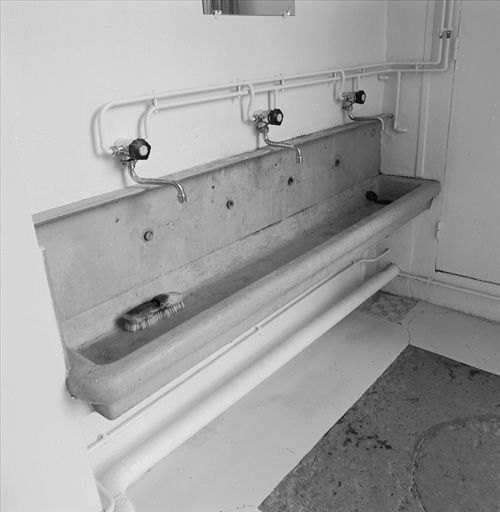 Le lavabo collectif situé dans le corps de bâtiment en retour sur la cour