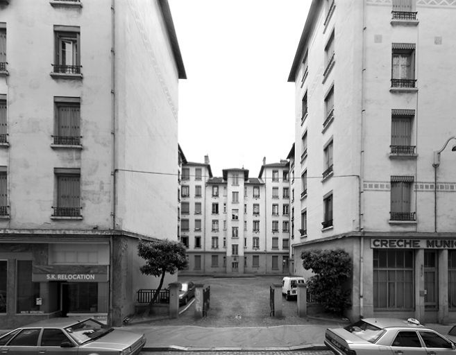 Vue de l'entrée de la cour des 32-34 rue Quivogne