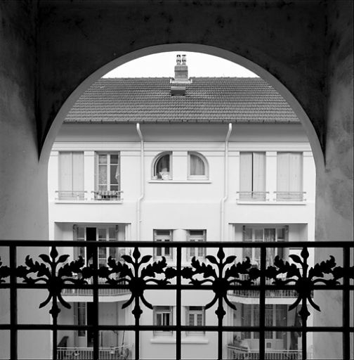 Cité Quivogne. Garde-corps du balcon de l'escalier