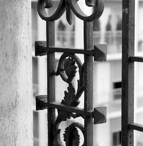 Détail du motif latéral du garde-cops de balcon d'un appartement, 32 rue Quivogne