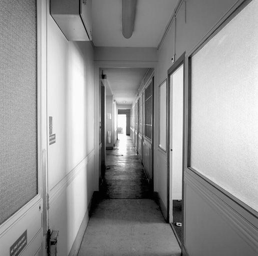 Couloir desservant les laboratoires