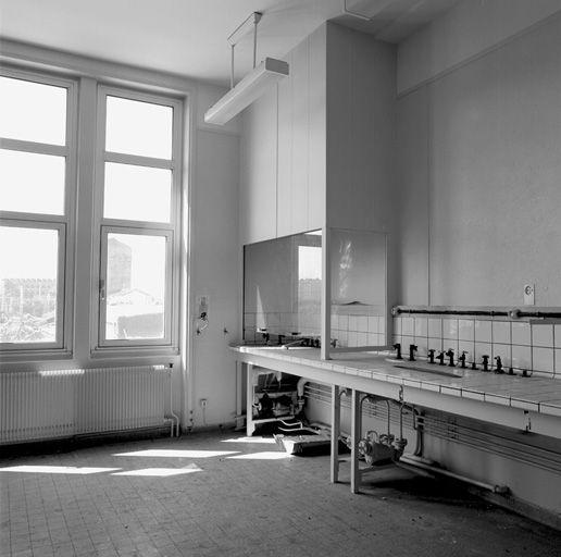 Détail laboratoire : hotte et pagne