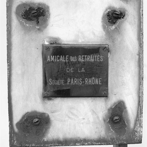 Plaque de l'amicale des retraités située rue Bataille