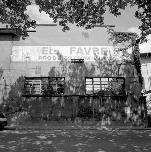 Détail façade avec enseigne