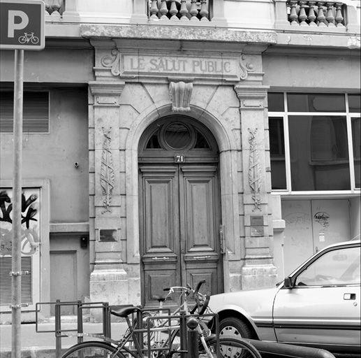 Détail entrée sur façade avec enseigne
