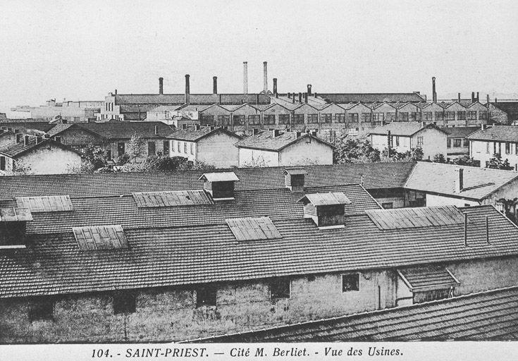 Vue générale de l'usine Berliet-RVI et de la cité Berliet : premier plan la ferme