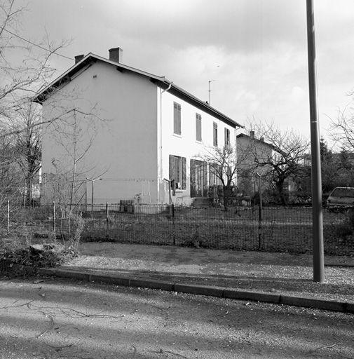 Vue d'ensemble maison et jardin